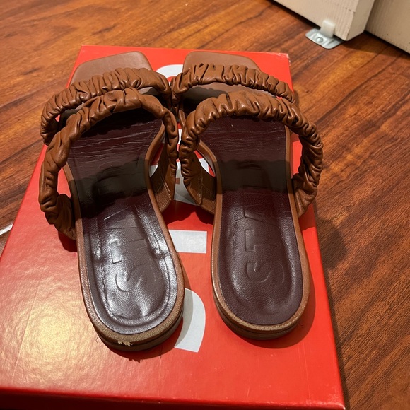 Used Staud Maya Ruched Leather Slides in Tan - Picture 3 of 10